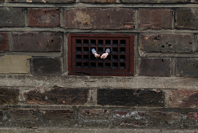 isaac-cordal-cement-eclipses
