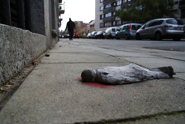 isaac-cordal-cement-eclipses