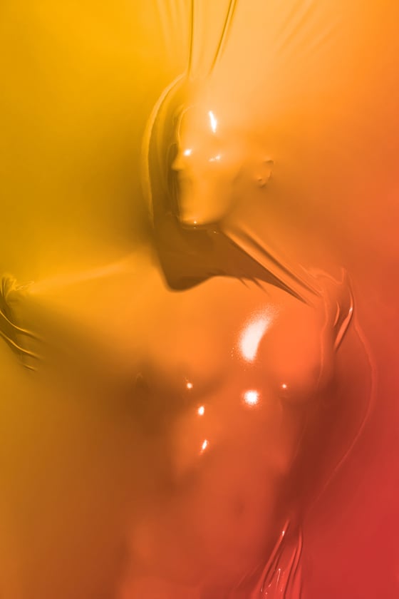 Julien Palast - SkinDeep - Corpi intrappolati nella plastica Julien Palast - SkinDeep - Corpi intrappolati nella plastica