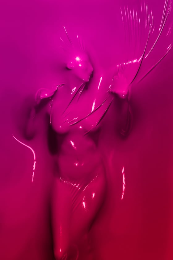 Julien Palast - SkinDeep - Corpi intrappolati nella plastica Julien Palast - SkinDeep - Corpi intrappolati nella plastica