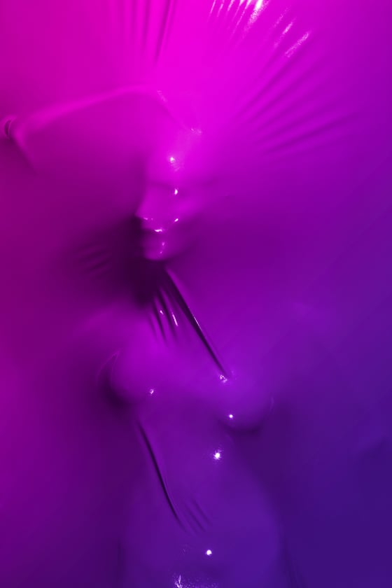 Julien Palast - SkinDeep - Corpi intrappolati nella plastica Julien Palast - SkinDeep - Corpi intrappolati nella plastica