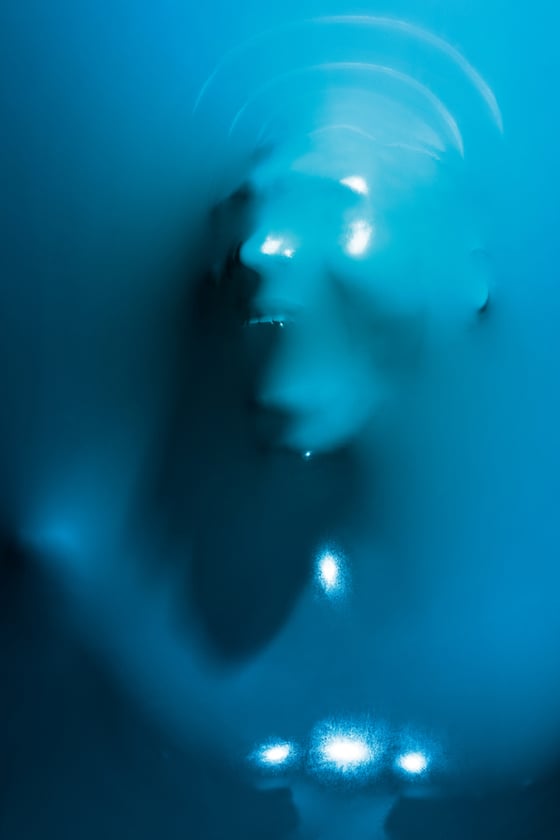 Julien Palast - SkinDeep - Corpi intrappolati nella plastica Julien Palast - SkinDeep - Corpi intrappolati nella plastica
