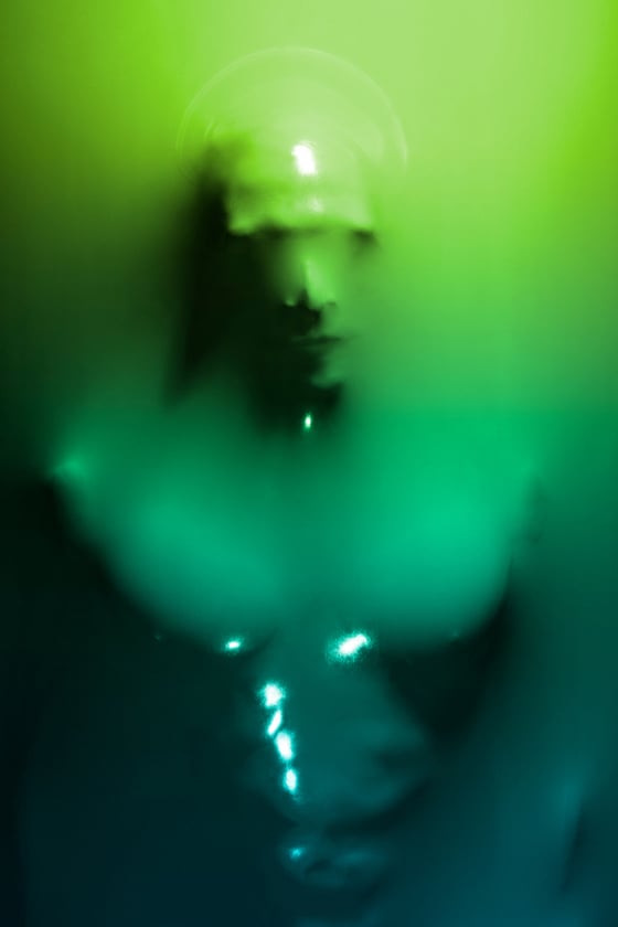 Julien Palast - SkinDeep - Corpi intrappolati nella plastica Julien Palast - SkinDeep - Corpi intrappolati nella plastica