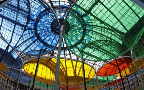 Excentrique(s) - Caleidoscopica installazione di Daniel Buren Excentrique(s) - Caleidoscopica installazione di Daniel Buren