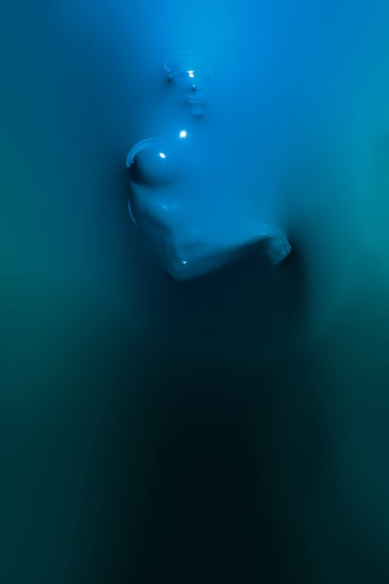 Julien Palast - SkinDeep - Corpi intrappolati nella plastica Julien Palast - SkinDeep - Corpi intrappolati nella plastica