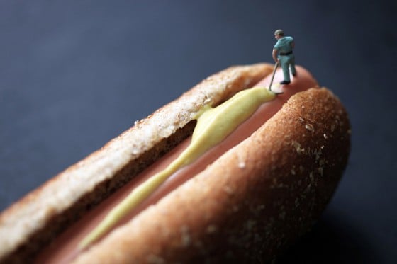 Christopher Boffoli - Big Appetites - Persone in miniatura in un mondo di cibi giganti