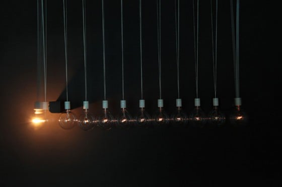 Yasutoki Kariya - Asobi - Il pendolo di Newton realizzato con lampadine. Yasutoki Kariya - Asobi - Il pendolo di Newton realizzato con lampadine.