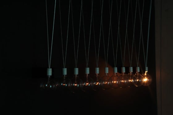 Yasutoki Kariya - Asobi - Il pendolo di Newton realizzato con lampadine. Yasutoki Kariya - Asobi - Il pendolo di Newton realizzato con lampadine.