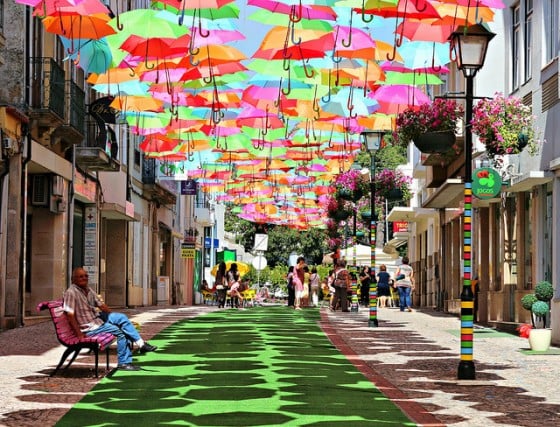 Ivo Tavares Studio - Colorful Umbrellas Installation - Installazione nella città di Águeda Ivo Tavares Studio - Colorful Umbrellas Installation - Installazione nella città di Águeda