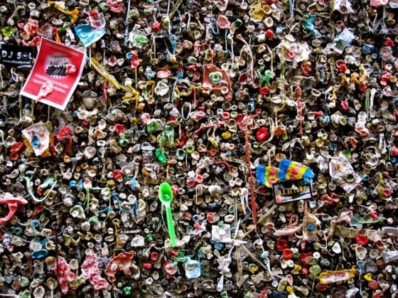 Bubblegum Alley - Vicolo con i muri ricoperti di chewing gum. Bubblegum Alley - Vicolo con i muri ricoperti di chewing gum.