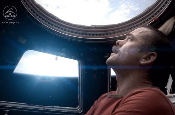 Commander Chris Hadfield - Space Oddity - Astronauta canadese canta David Bowie Commander Chris Hadfield - Space Oddity - Astronauta canadese canta David Bowie
