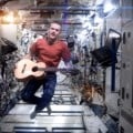 Commander Chris Hadfield - Space Oddity - Astronauta canadese canta David Bowie Commander Chris Hadfield - Space Oddity - Astronauta canadese canta David Bowie