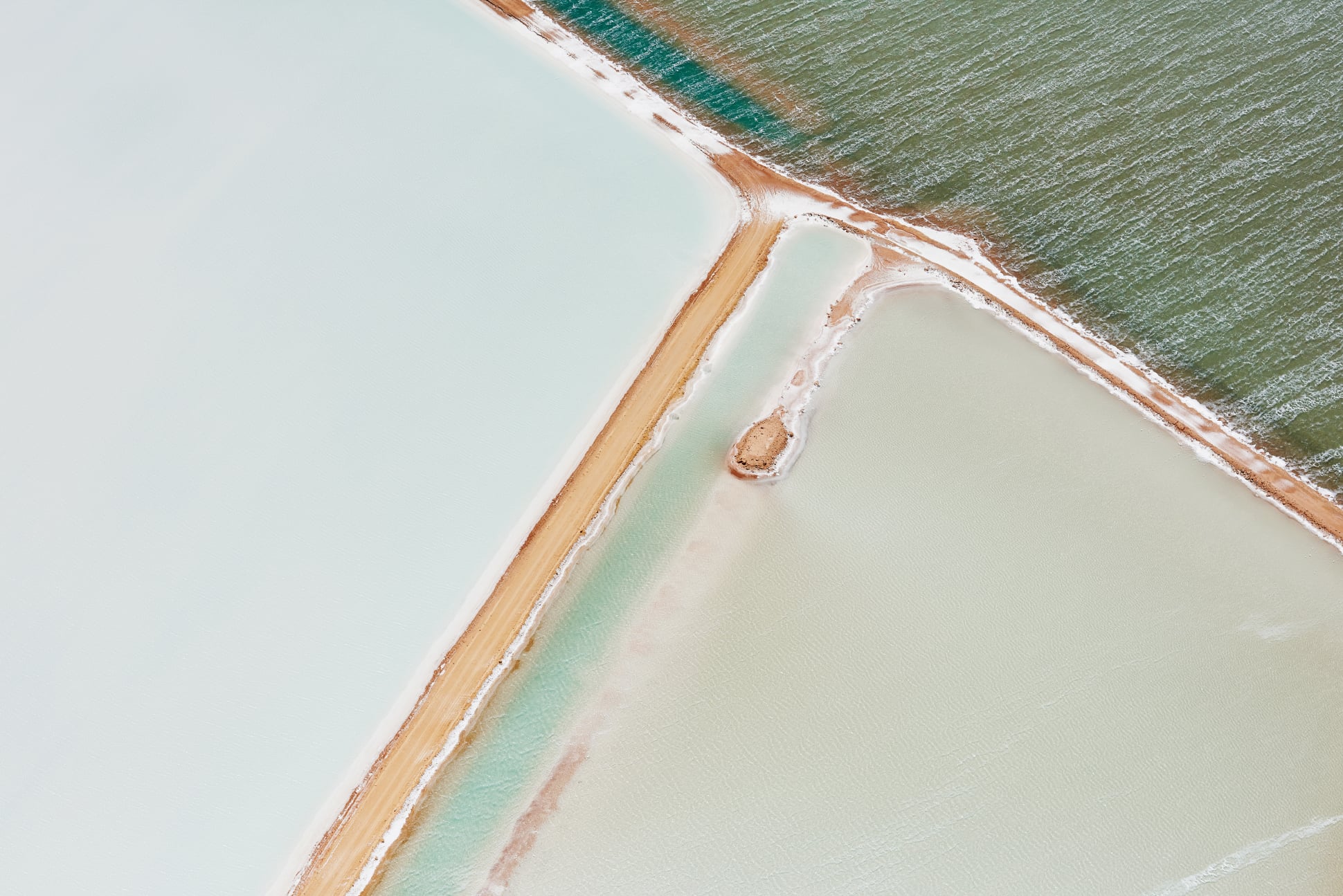 Salt and Sky, i paesaggi concettuali della fotografa Brooke Holm | Collater.al