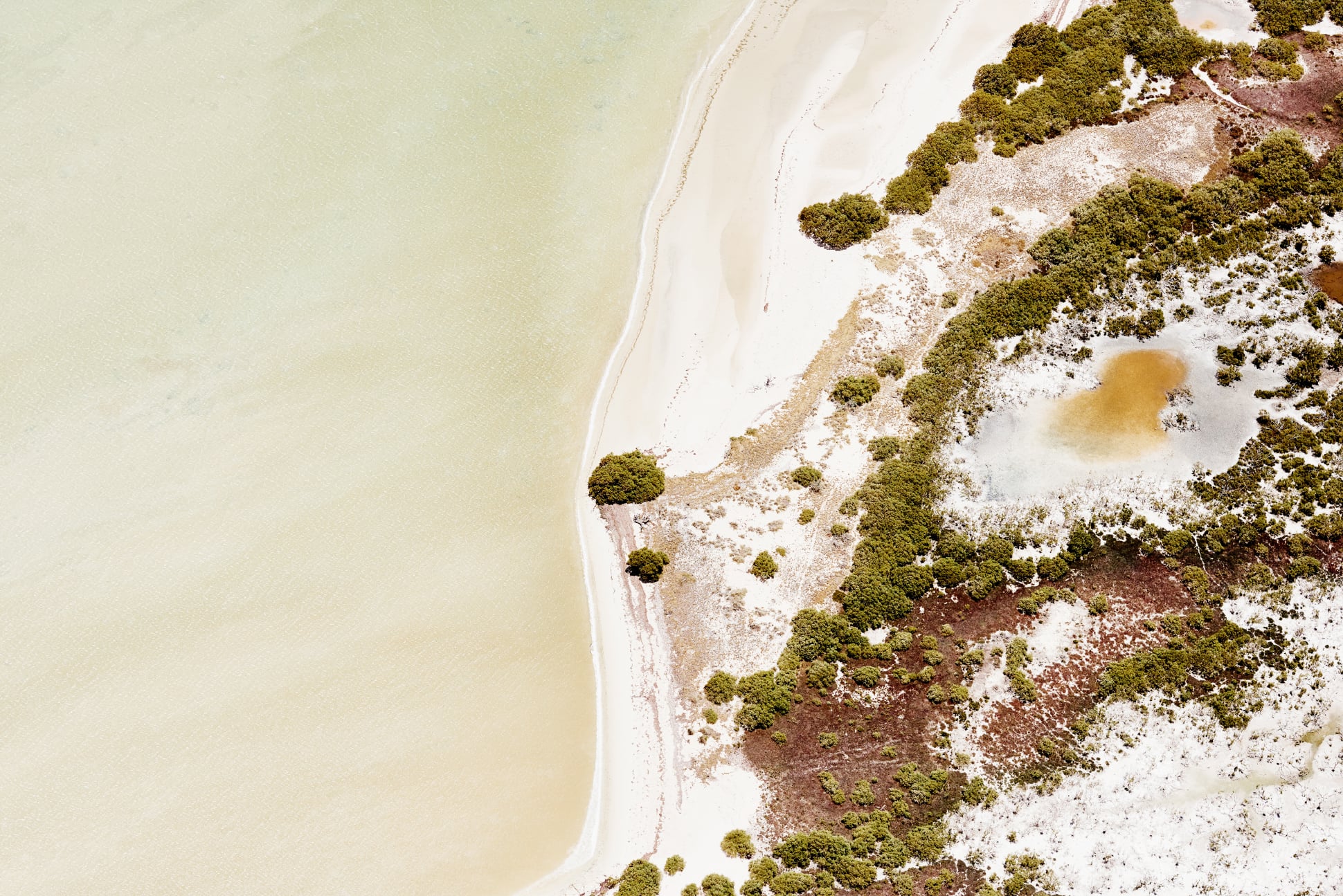 Salt and Sky, i paesaggi concettuali della fotografa Brooke Holm | Collater.al