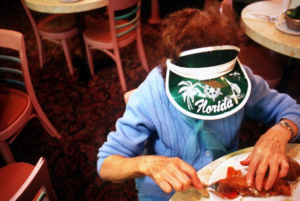 Haddon Hall, gli anziani pensionati di Miami immortalati da Naomi Harris | Collater.al 8