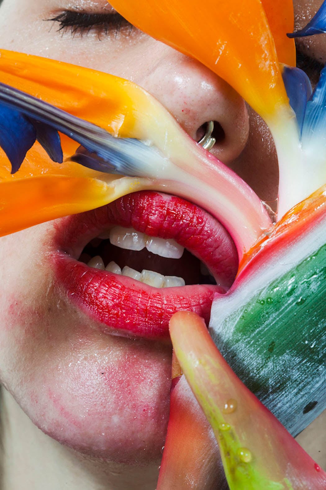 Le fotografie di Maisie Cousins che giocano con disgusto ed attrazione | Collater.al 11