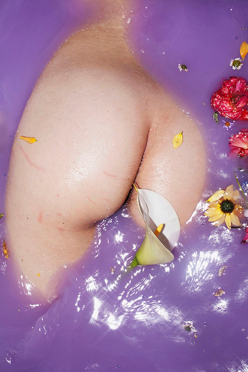 Le fotografie di Maisie Cousins che giocano con disgusto ed attrazione | Collater.al 13