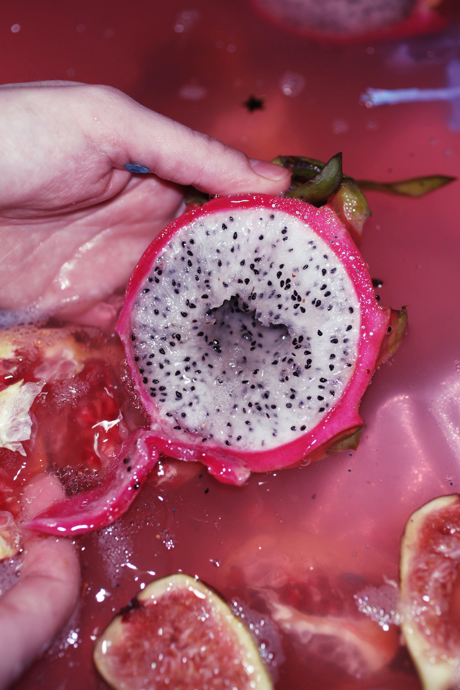 Le fotografie di Maisie Cousins che giocano con disgusto ed attrazione | Collater.al 4