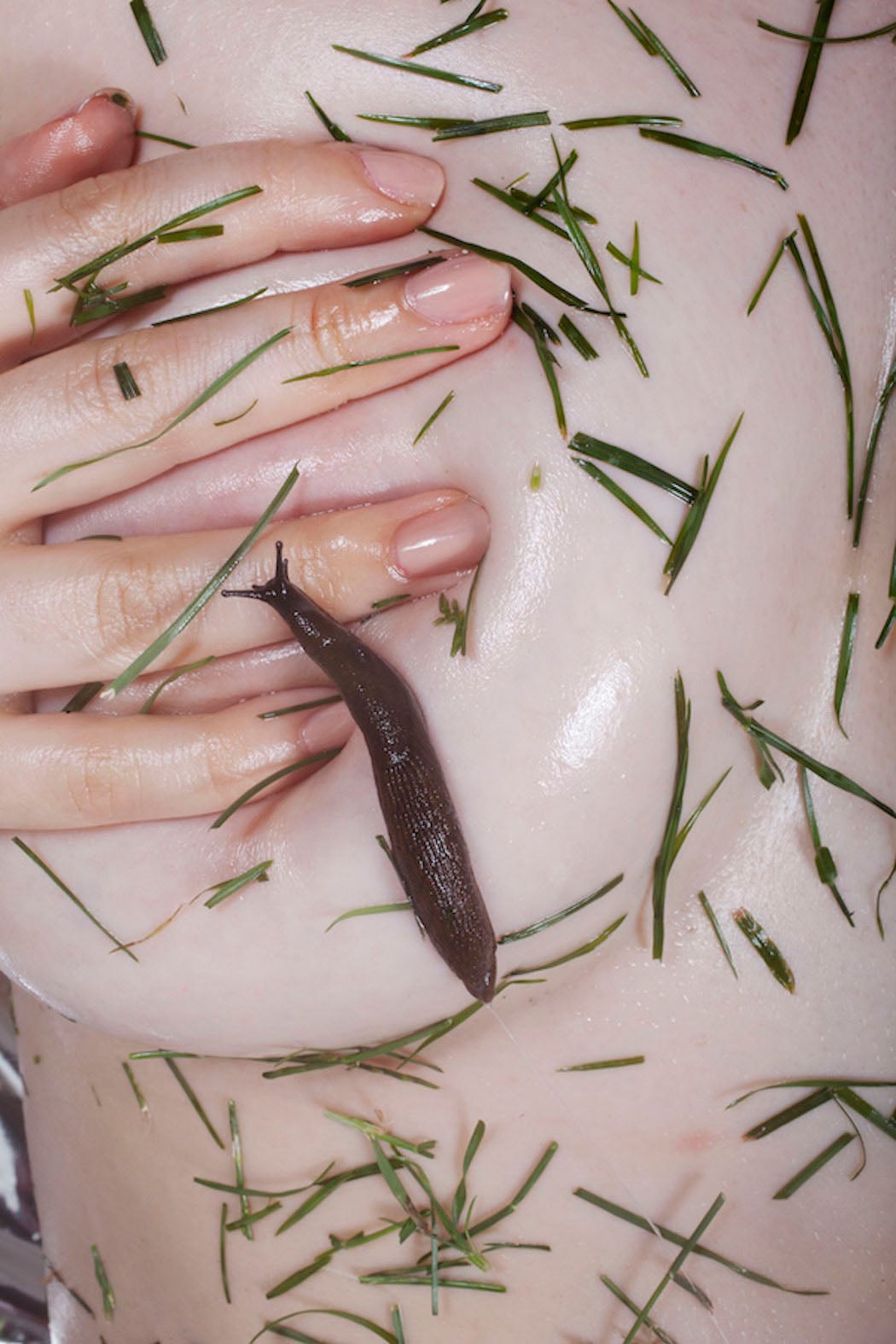 Le fotografie di Maisie Cousins che giocano con disgusto ed attrazione | Collater.al 7