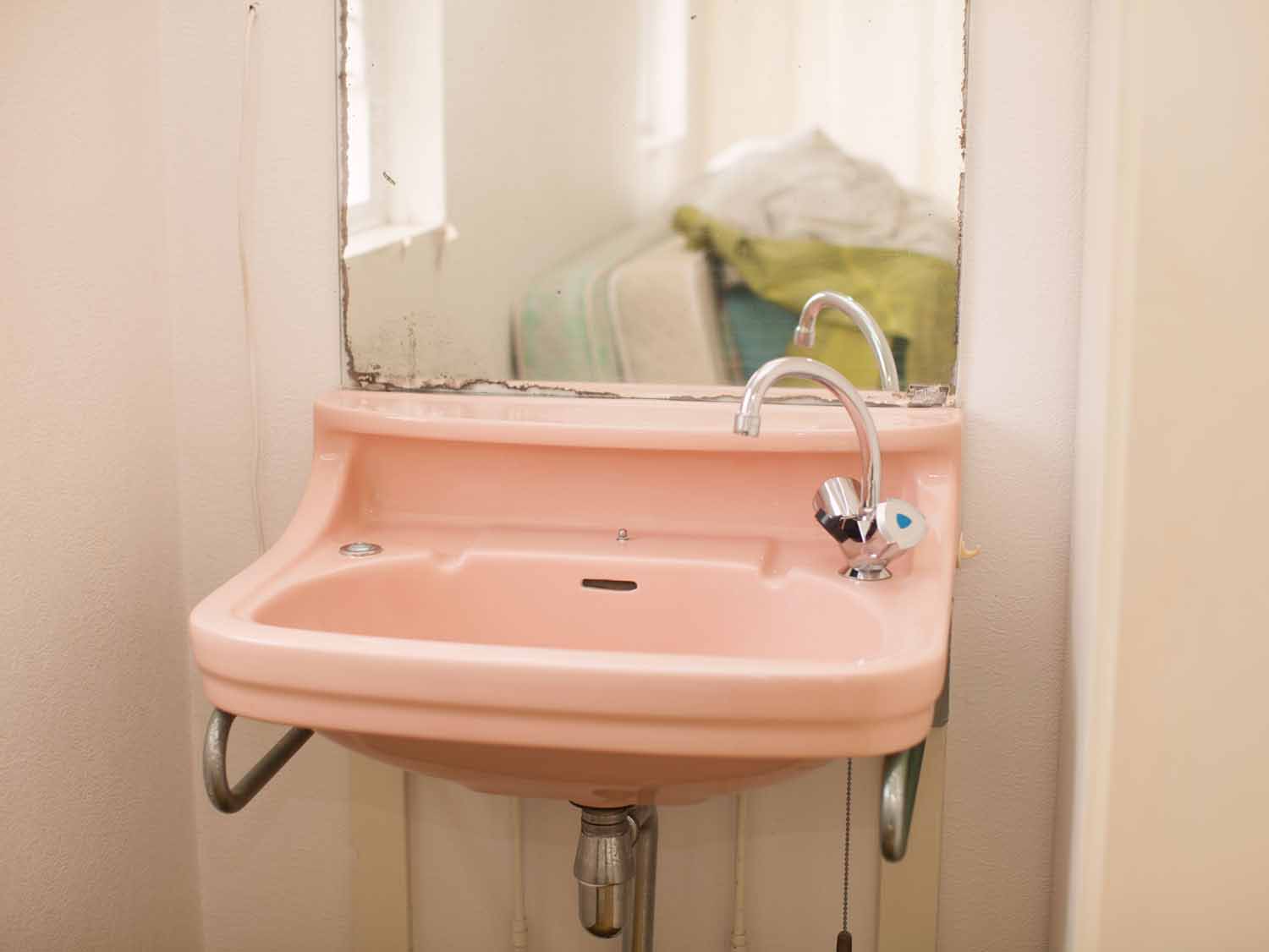 Everlasting, Annabel Oosteweeghel trasforma un bungalow disabitato in una storia anni ’60 | Collater.al 6