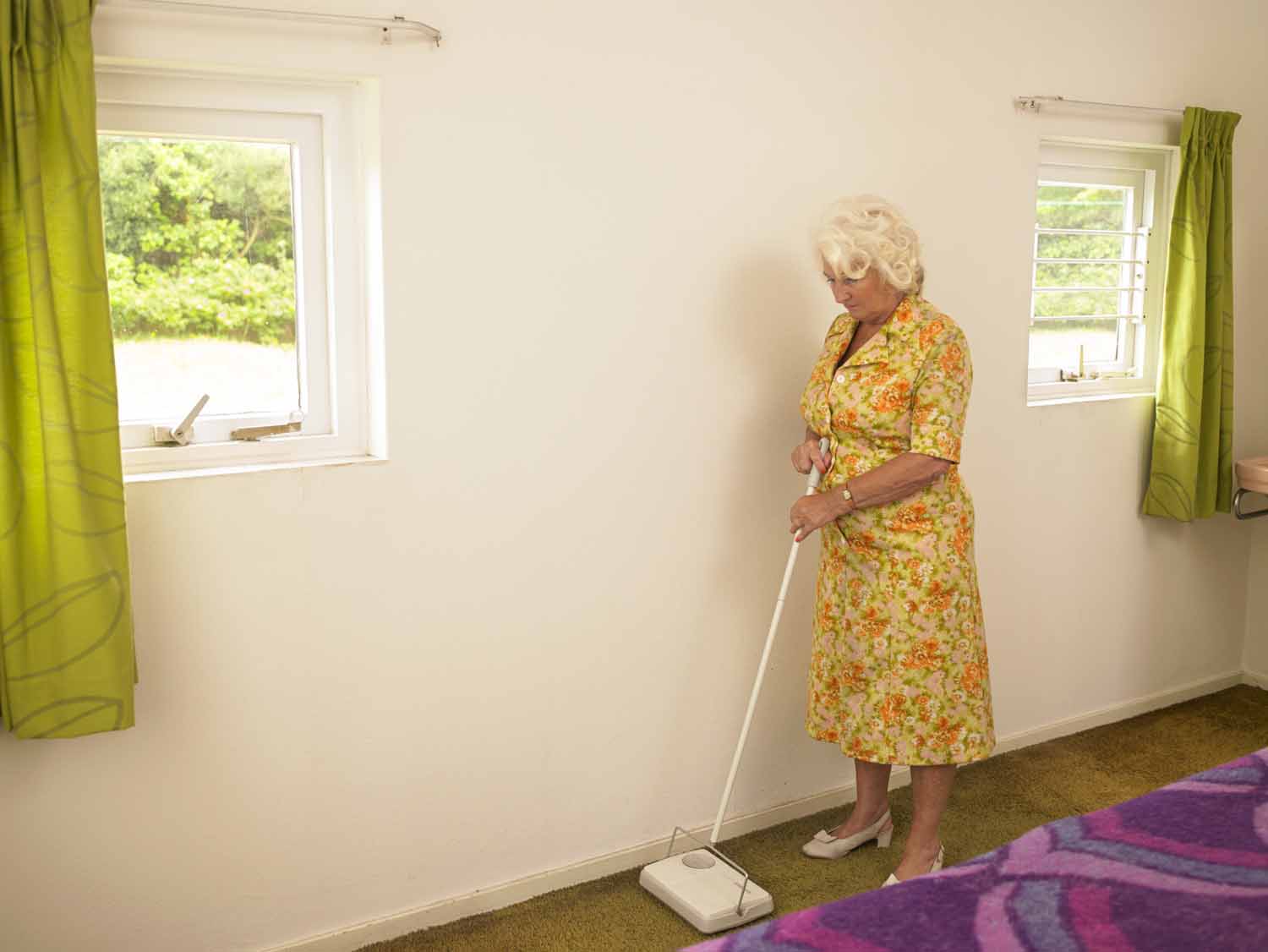 Everlasting, Annabel Oosteweeghel trasforma un bungalow disabitato in una storia anni ’60 | Collater.al 9