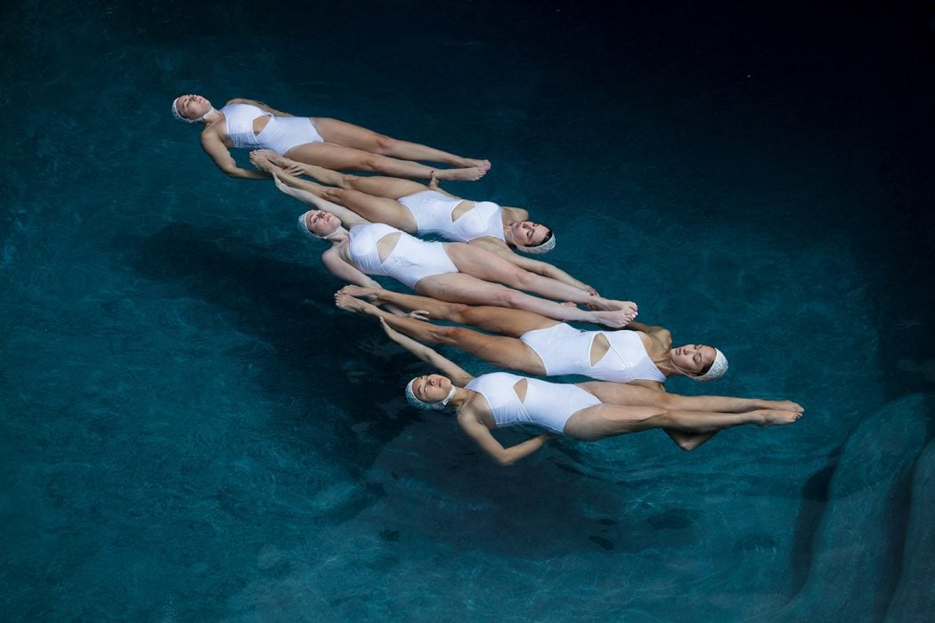 The Swimmers, le nuotatrici sincronizzate di Emma Hartvig | Collater.al 1