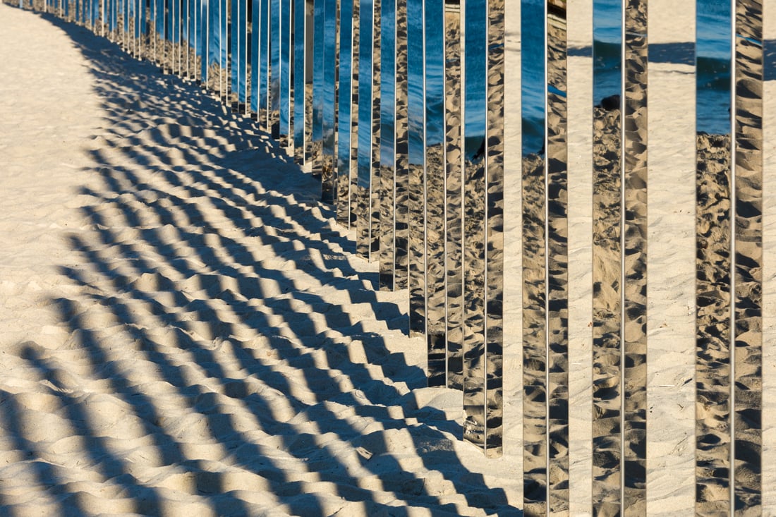 1:4 MILE ARC, l’installazione che riflette il mare di Phillip K Smith III | Collater.al 4
