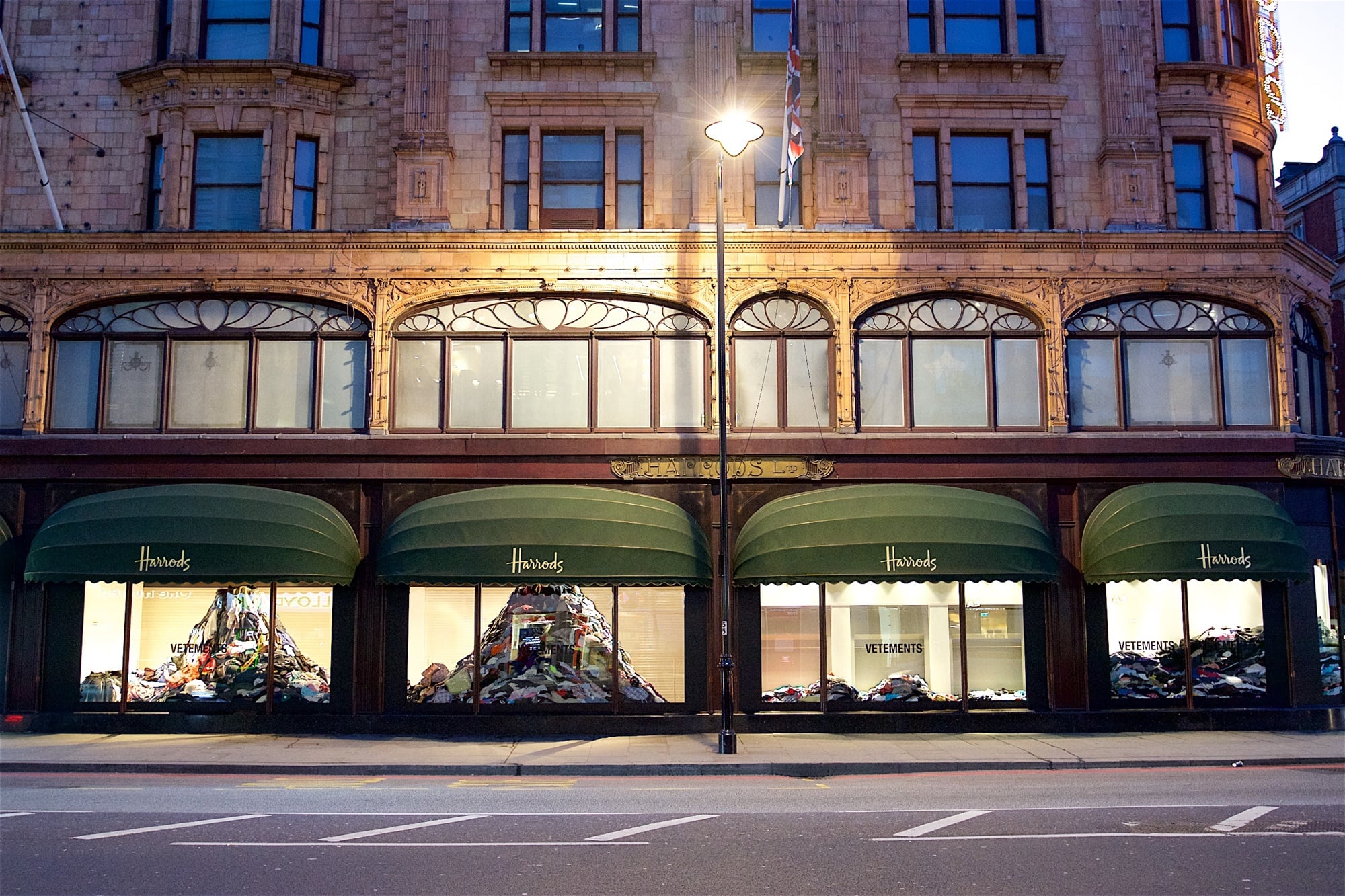 installazione di Vetements e Harrods contro la sovrapproduzione | Collater.al 1