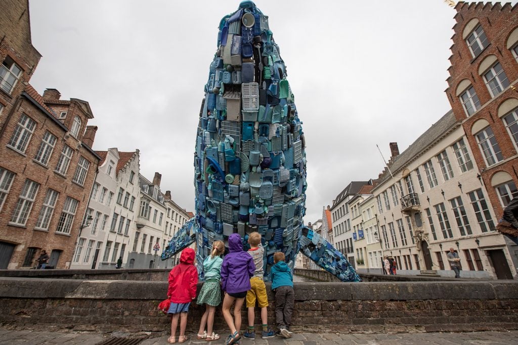 Skyscraper una balena di plastica raccolta sulle spiagge | Collater.al