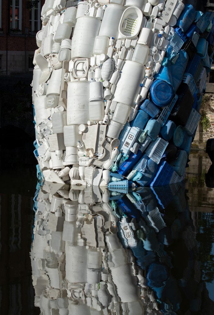 Skyscraper una balena di plastica raccolta sulle spiagge | Collater.al