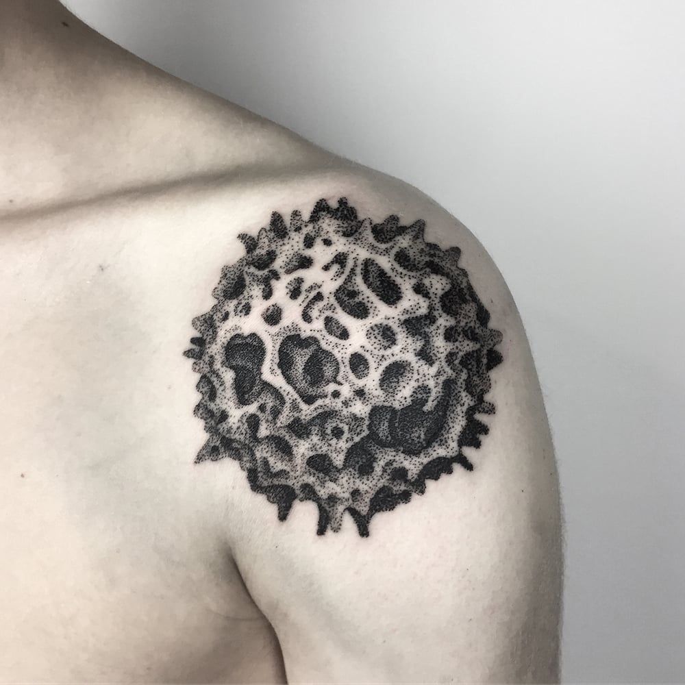 Lena Lu realizza dei poetici tatuaggi monocromatici | Collater.al 5