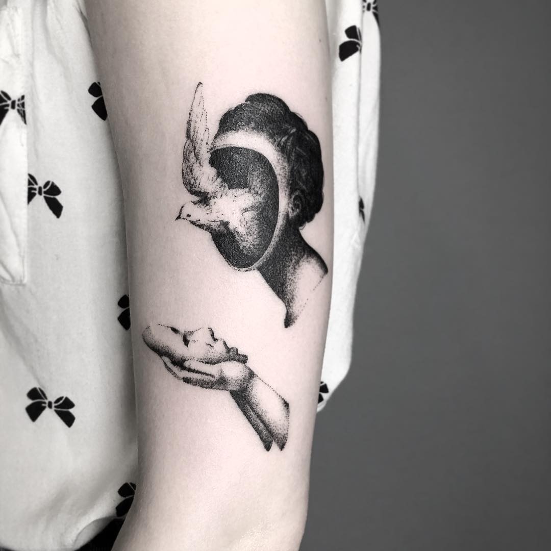 Lena Lu realizza dei poetici tatuaggi monocromatici | Collater.al