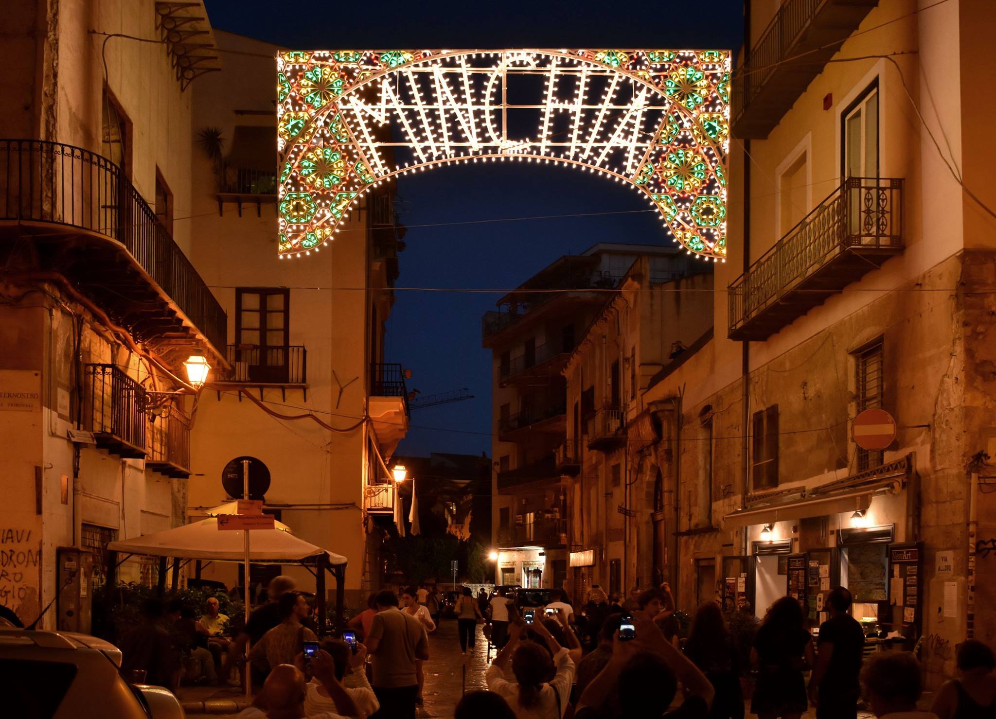 Fabrizio Cicero illumina Palermo con la scritta Minchia | Collater.al 2