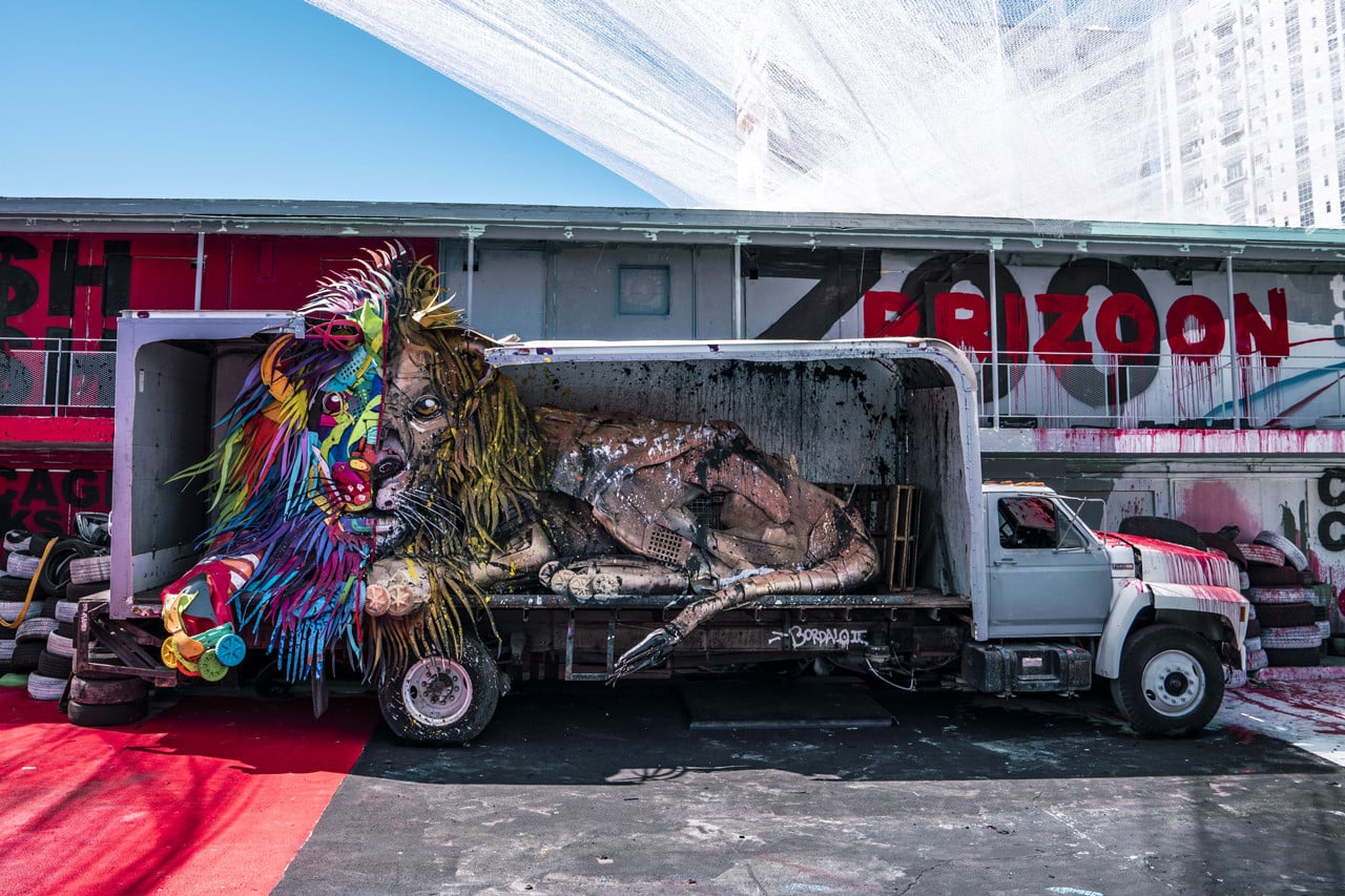 Animali fatti di rifiuti, l'installazione-protesta di Bordalo II | Collater.al