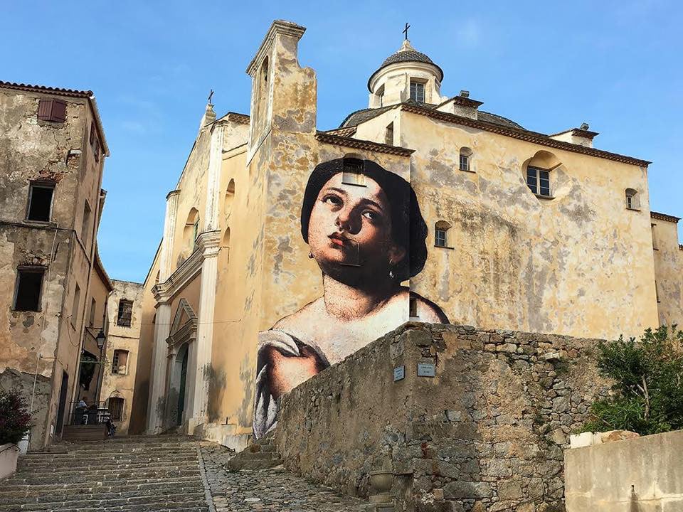 Julien de Casabianca libera i personaggi dei quadri portandoli in strada | Collater.al