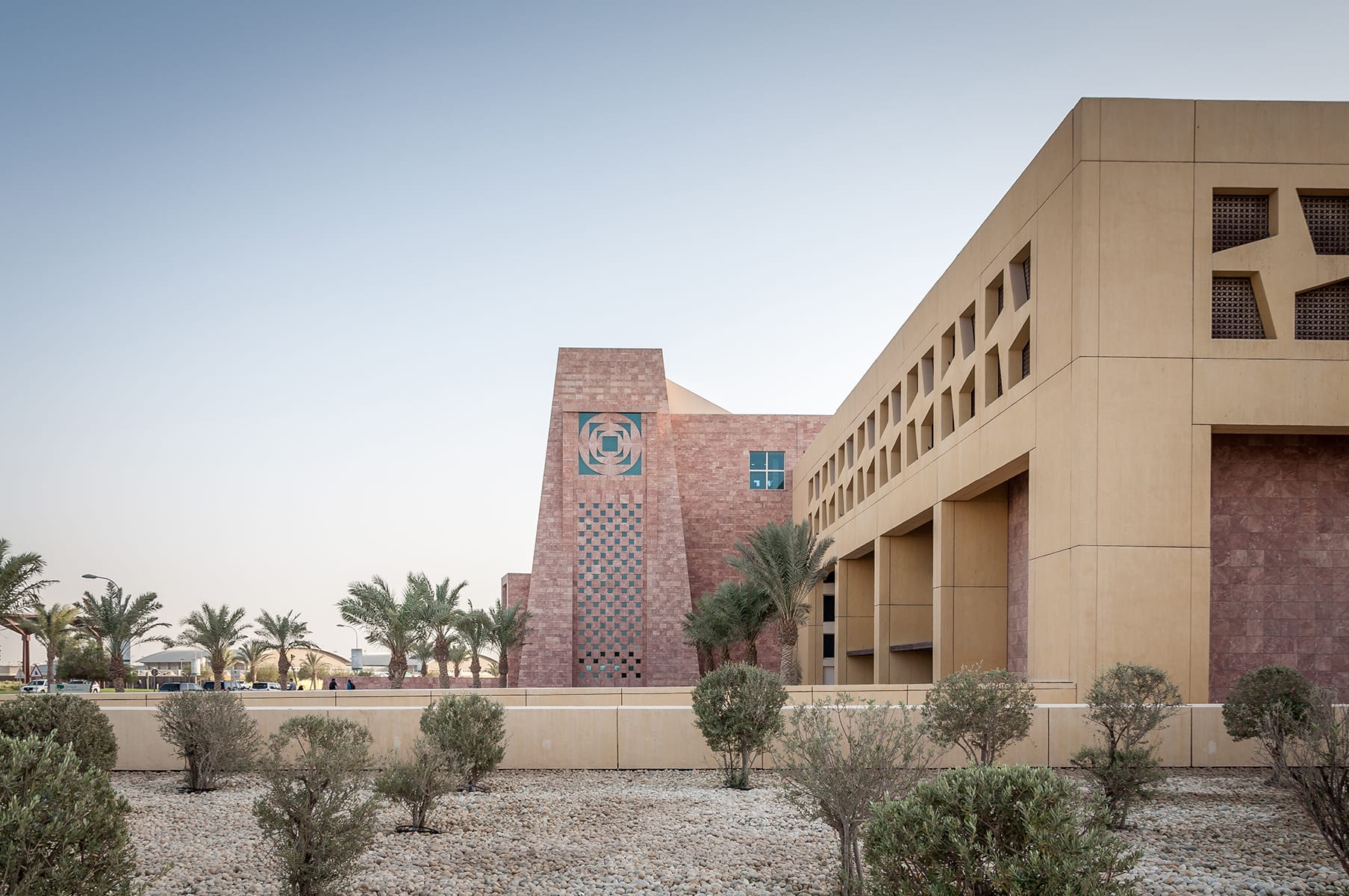 Tra colori pastello e geometrie, il nuovo lavoro di Legorreta a Doha | Collater.al