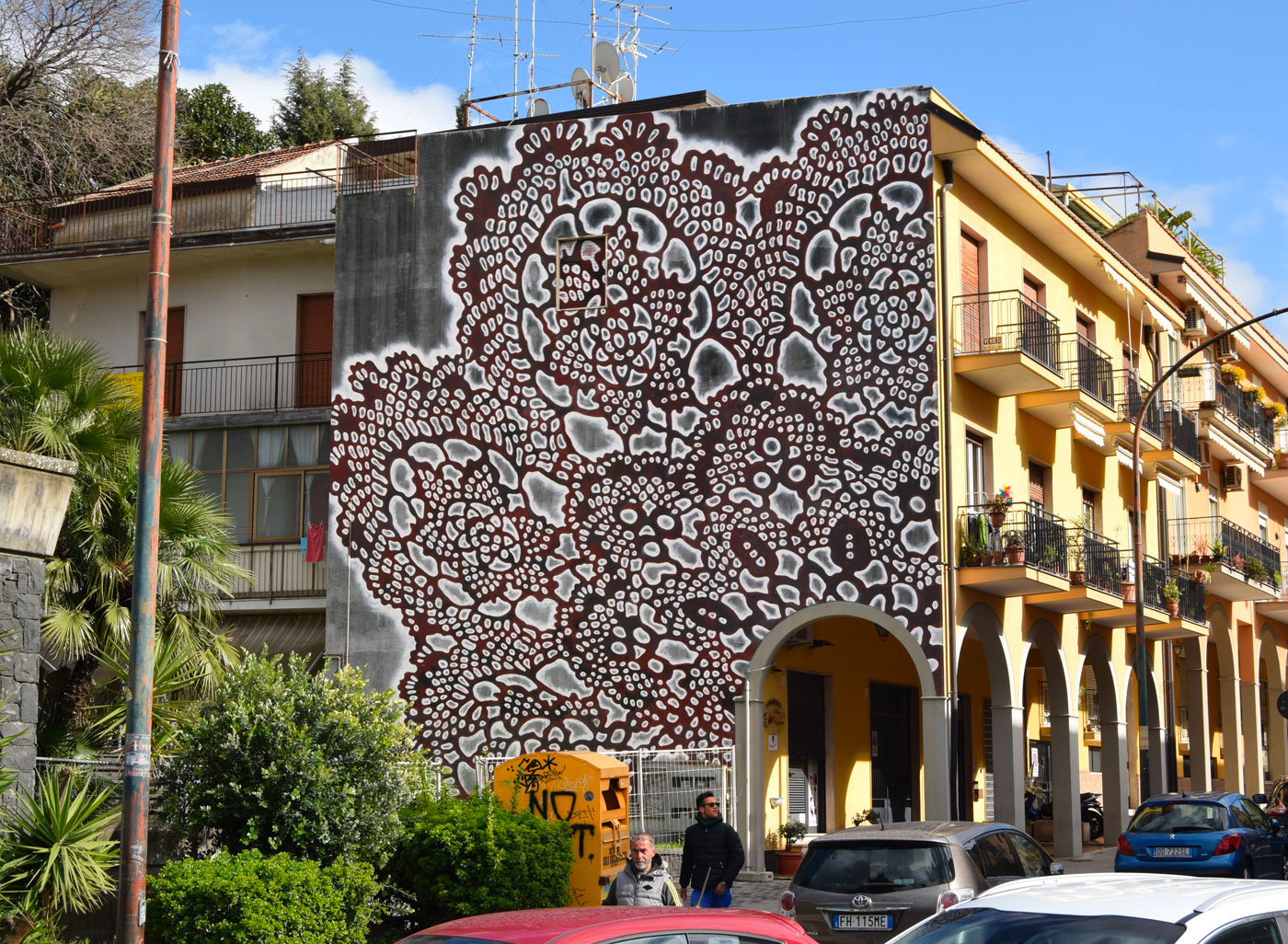 I muri ricamati nella street art di NeSpoon | Collater.al