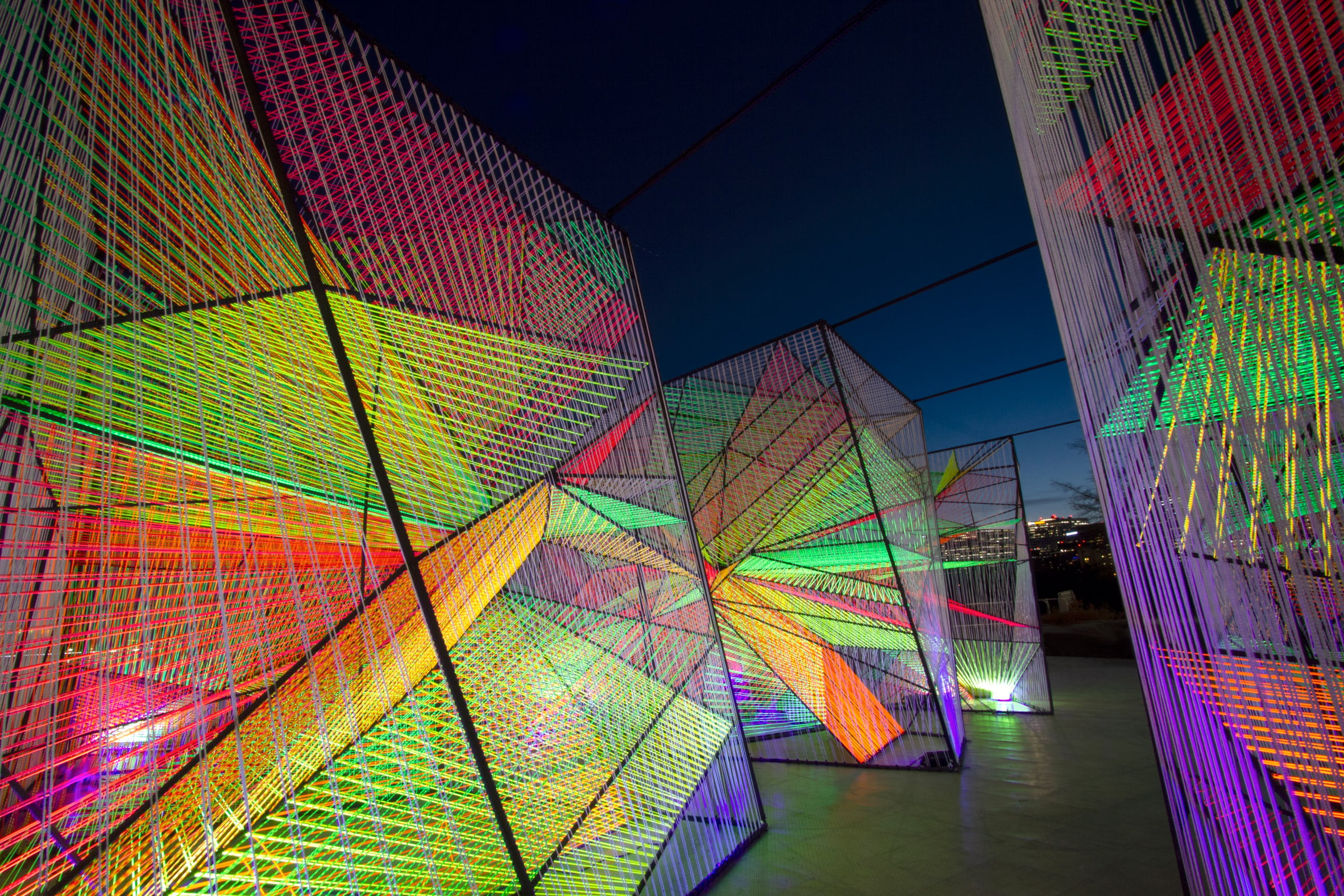 L'installazione fluorescente di Hou de Sousa | Collater.al