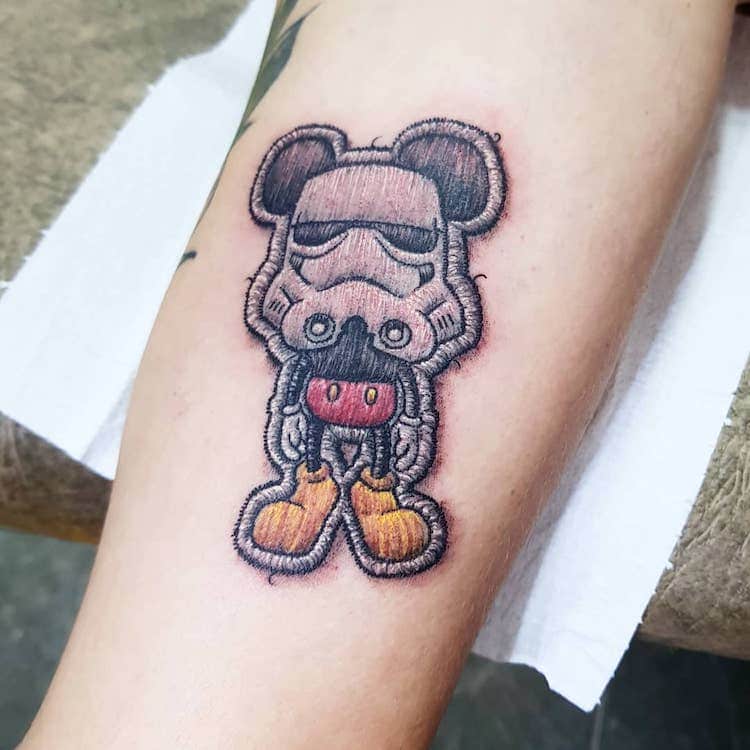 I tatuaggi di Duda sembrano delle toppe cucite sulla pelle | Collater.al