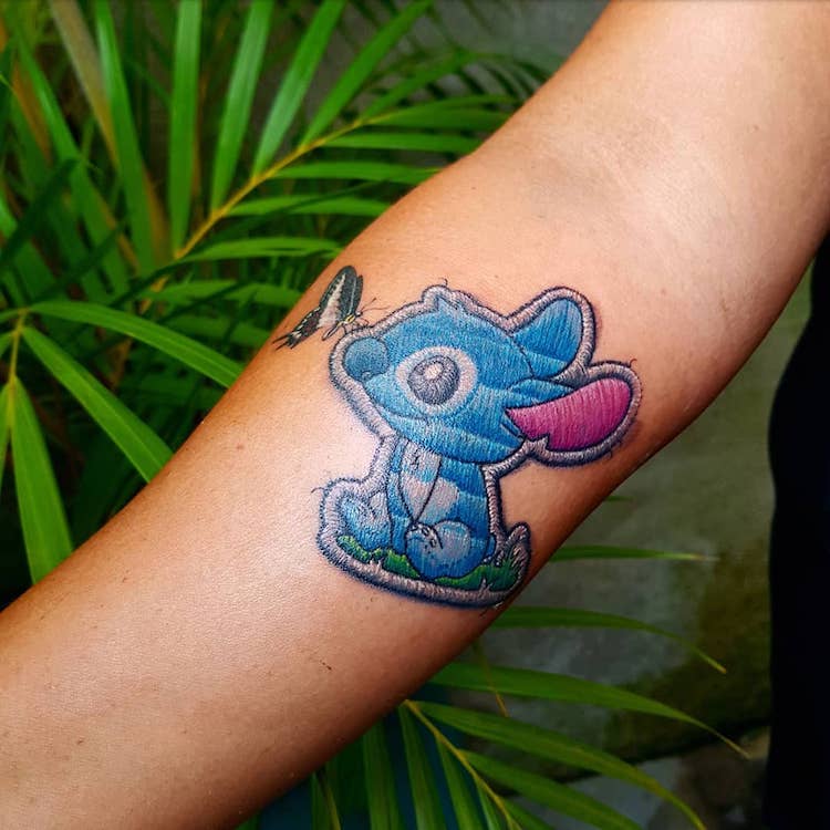 I tatuaggi di Duda sembrano delle toppe cucite sulla pelle | Collater.al