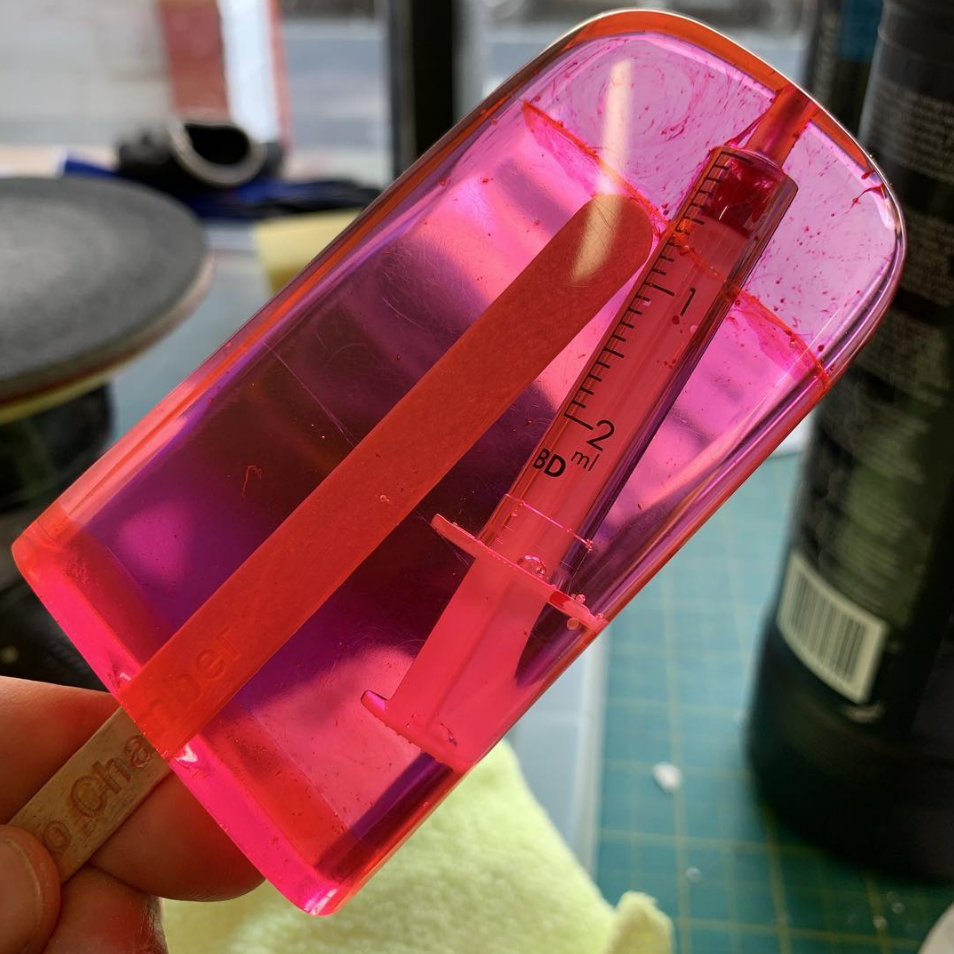 Miss Bugs plasma dei ghiaccioli che nascondo medicinali | Collater.al