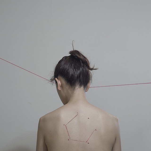 Le geometrie del corpo negli scatti di Lin Yung Cheng | Collater.al