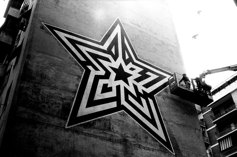 La street art calligrafica e geometrica di L'Atlas