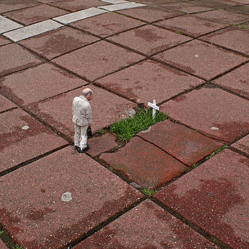 isaac-cordal-cement-eclipses