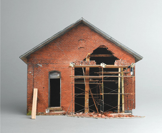 Ofra Lapid - Broken Houses - Modelli in scala di edifici in rovina