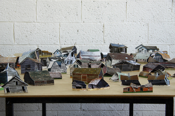 Ofra Lapid - Broken Houses - Modelli in scala di edifici in rovina