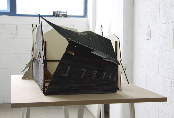 Ofra Lapid - Broken Houses - Modelli in scala di edifici in rovina