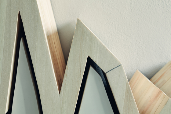Spread 10Y - Il portariviste in legno intagliato