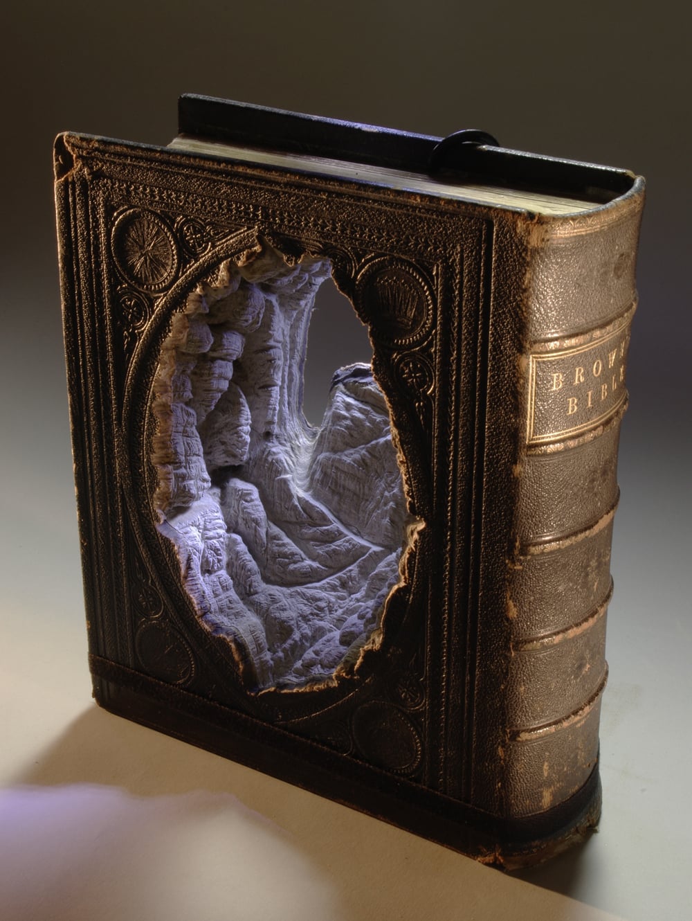 Book Sculptures, i libri trasformati in paesaggi da Guy Laramée | Collater.al