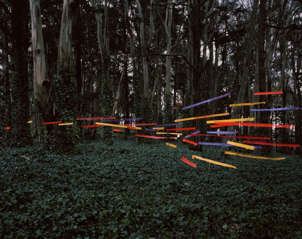  Thomas Jackson - Emergent Behavior - Sciami volanti di oggetti quotidiani | Collater.al